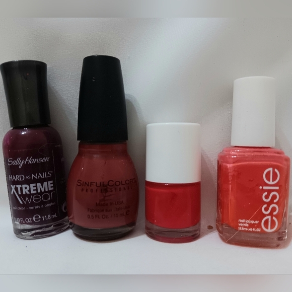 FREE! LOT of 4 Red Nail Polishes - Picture 1 of 1